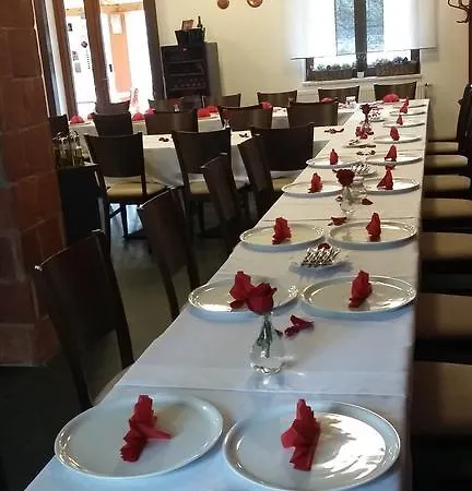Restaurace A Blucina ゲストハウス *