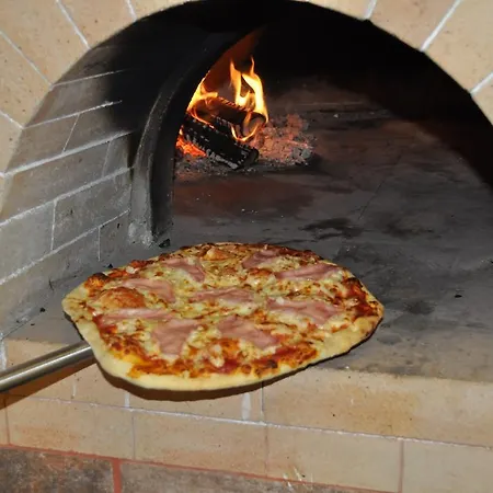 ゲストハウス Restaurace A Blucina Dačice